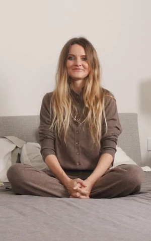 Тряпка для сна, снимок Патрика Демаршелье и приглашение на показ. Прикроватный столик Кати Мухиной