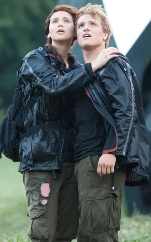 Дженнифер Лоуренс и Джош Хатчерсон вернутся к ролям Китнисс и Пита в приквеле «Голодных игр»