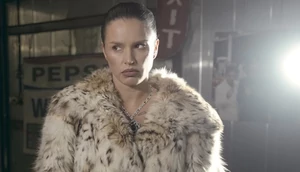 Шуба из рыси и крокодиловый Hermès. Каким получился стиль в новом клипе Zivert и Icegergert 