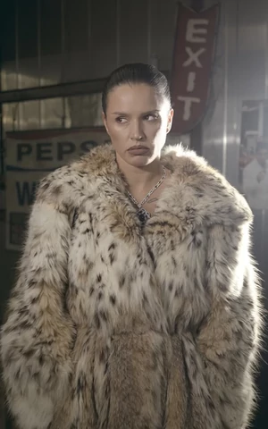 Шуба из рыси и крокодиловый Hermès. Каким получился стиль в новом клипе Zivert и Icegergert 