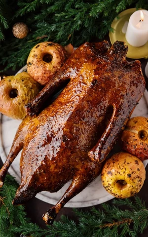 От тазика оливье до сладкой «Докторской». Где в Москве пробовать новогодние меню 