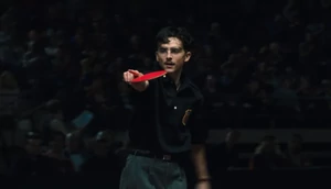 «Марти Великолепный» с Тимоти Шаламе получил основные постер и трейлер для российского проката