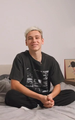 Часы Whoop, пластинка «Кино» и награда лучшему игроку матча. Прикроватный столик Алексея Батракова