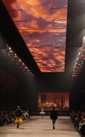 Продаете? Нет, показываем. Зачем модные шоу маркетплейсам и авиакомпаниям?