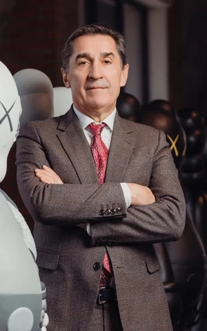 Галерист Владимир Овчаренко: «Художник — главный. Он тот, кто показывает этому миру fuck»