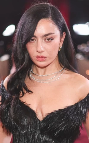 Возвращение после отмены. С боковым пробором теперь снова ходят все — и вы попробуйте