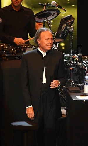 На Хулио Иглесиаса подали в суд за сексуализированное насилие