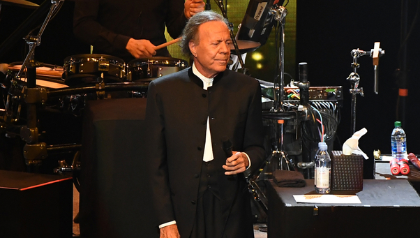 Хулио Иглесиасу предъявили обвинения в сексуализированном насилии