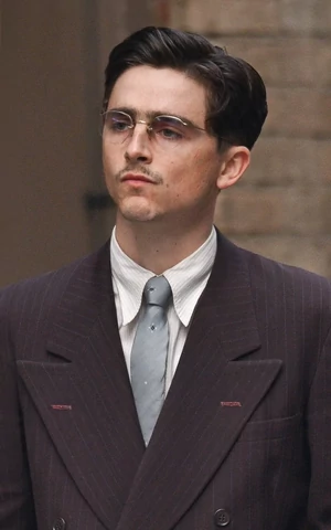 Величие, усы и гангстерский костюм: стиль в фильме «Марти Великолепный»