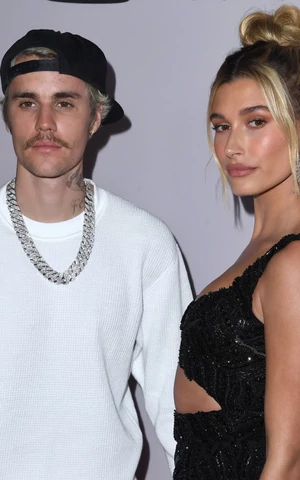 Джастин и Хейли Бибер угрожают подать иск о клевете против блогера Джули Тейс