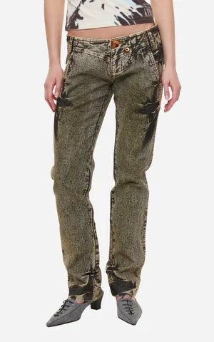 Самые модные джинсы 2026 — прямые, цветные и со стрелками 