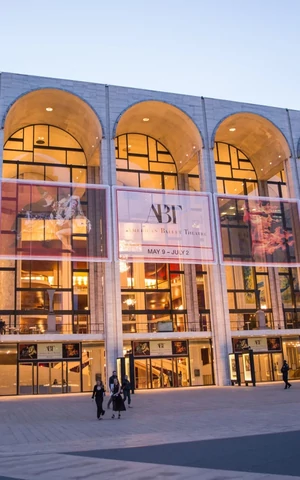 Метрополитен-опера в Нью-Йорке сократит часть сотрудников и число постановок из-за финансовых проблем