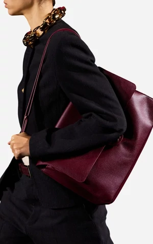 «Самая несексуальная сумка» теперь точно hot: как (и зачем) носить «почтальонку»