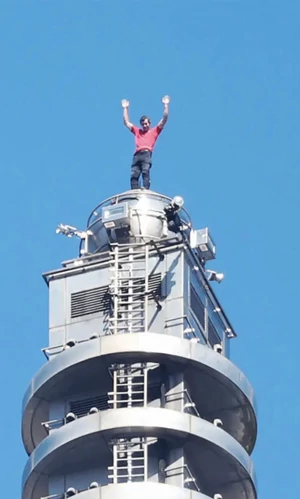 Американский скалолаз Алекс Хоннольд забрался на небоскреб «Тайбэй 101»