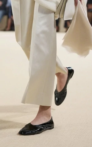 Брюки выше ботинок — спасение от сугробов и слякоти. И один из главных трендов надвигающейся весны  