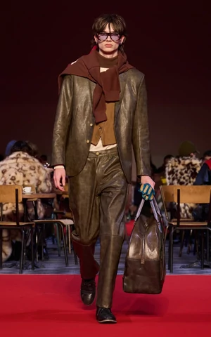 Мужские тренды осень-зима 2026/2027: кожаные костюмы, кейпы и Раскольниковы