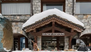 В Куршевеле здание отеля Le Grandes Alpes c бутиком Rendez-vous горит второй день 