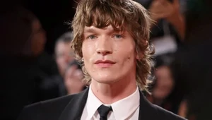 Из официантов — в первый ряд Saint Laurent. Что нужно знать о звезде «Жаркого соперничества»‎ Конноре Сторри 