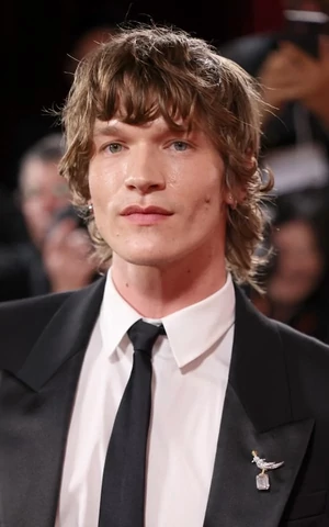 Из официантов — в первый ряд Saint Laurent. Что нужно знать о звезде «Жаркого соперничества»‎ Конноре Сторри 