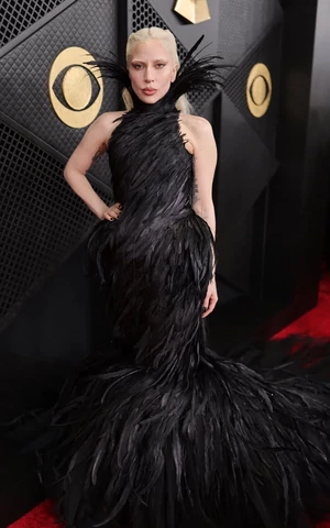 От Леди Гаги в черных перьях до Чаппелл Рон в неглиже. Самые яркие образы «Грэмми» 2026