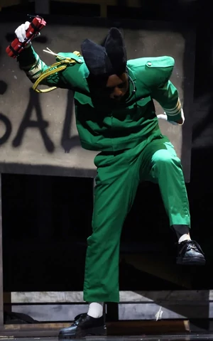 От Сабрины Карпентер в аэропорту до Леди Гаги с кандибобером – «Грэмми» 2026 в 25 кадрах