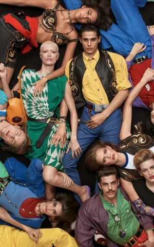 Versace показали кампанию единственной коллекции экс-креативного директора Дарио Витале