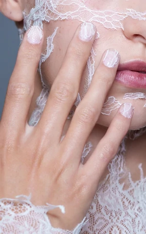 Кружевные узоры, жемчужные переливы. Идеи романтичного маникюра на 14 февраля для минималистов 