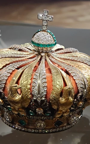 Корона императрицы Евгении, которую уронили во время ограбления Лувра в октябре, будет восстановлена