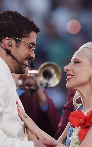 Bad Bunny выступил на «Супербоуле» — в Zara и с Леди Гагой