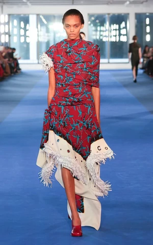 Неряшливая, чувственная, но уж больно сдержанная — какой получилась дебютная коллекция Рэйчел Скотт для Proenza Schouler