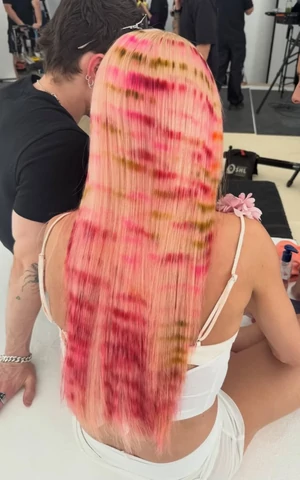 2016 год правда вернулся — в виде розовых и голубых волос. Стоит ли решаться на окрашивание? 