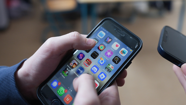 Детям в Великобритании запретят соцсети до 16 лет. Какие приняли меры