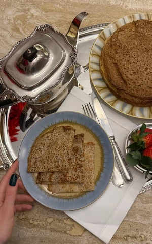 Безглютеновые, ажурные, на кефире и с чаем матча. Какие блины пекут на Масленицу герои The Blueprint 