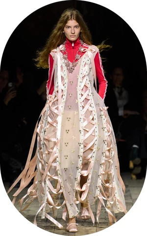 Платья для последней вечеринки в мире и олимпийки принцесс: Лондонская неделя моды в 13 образах 