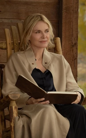 Грустные писатели, молодой Шерлок и фальшивый Бонд в главных сериалах марта