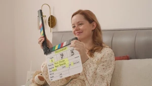 Карты для покера, денежный кот и блокнот с благодарностями. Прикроватный столик Милы Ершовой