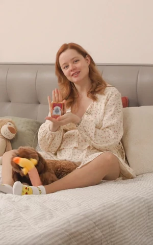 Карты для покера, денежный кот и блокнот с благодарностями. Прикроватный столик Милы Ершовой