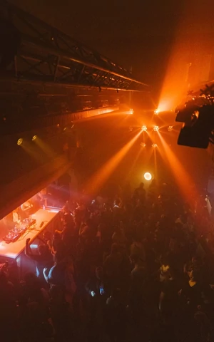 Техно-театр на ткацкой фабрике: каким получился клуб К-30 от команды Roots United