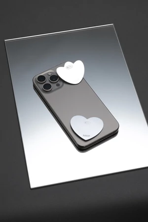 Т-Банк выпустил зеркальные платежные стикеры к 8 марта