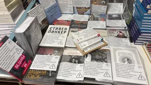 На изданиях в российских книжных магазинах появились маркировки о вреде наркотиков 