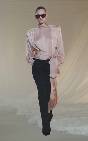 Расслабленный гламур и отголоски Saint Laurent. Каким Антонен Трон представляет свой Balmain