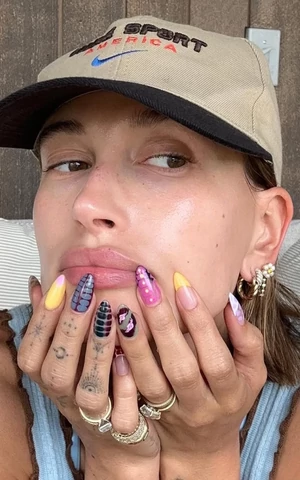 Пятнышки Бэмби, мыльные пузыри и штрихкод. 7 главных трендов весеннего маникюра 