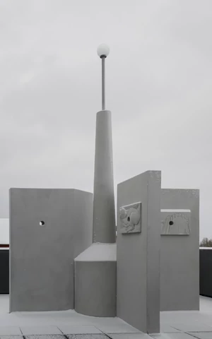 На крыше галереи «Виктория» открылась новая инсталляция художника Игоря Самолета