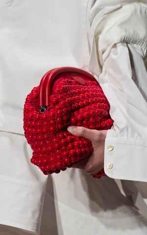 Цветочные, в виде сундучков и с деревянными бусинами. 15 трендов сумок на весну 2026 