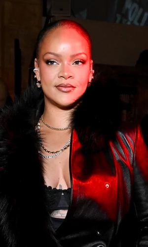 Дом Рианны обстреляли из винтовки