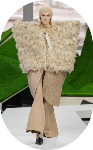  Костюмы ковбоя, гусеницы и Чебурашки. Самый смак недели моды в Париже 