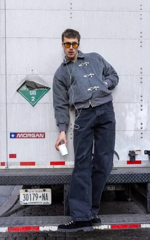 Мужская верхняя одежда на весну 2026. Куртки пожарных, деловые бомберы и плащи для героев