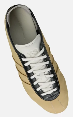 Летящей походкой — в этих кроссовках. Лучшие пары на весну: от футуристических до минималистичных  