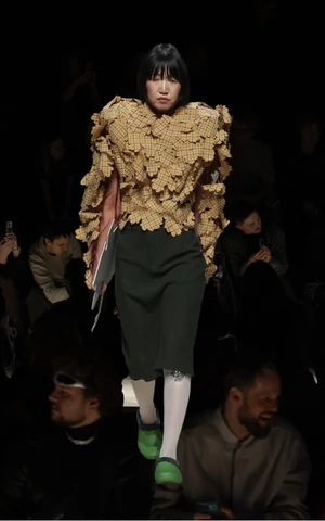 Платья-скатерти, горжетки из оцелота и офицеры-феи: чем запомнилась Московская неделя моды 