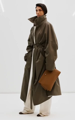 Тренчи бывают разные. В виде пончо, с низкой талией и не только — все в этом гиде 